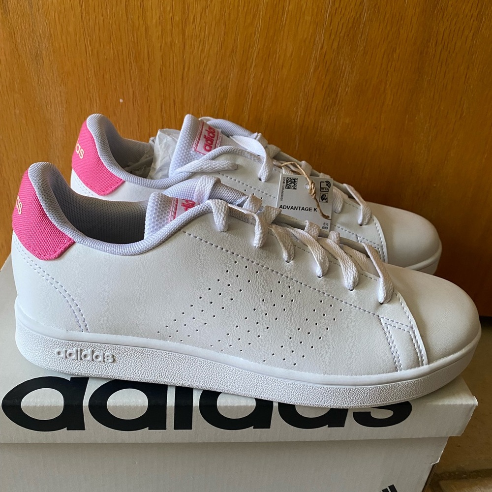 NWT kids Adidas Advantage K tennis shoes Sz 6